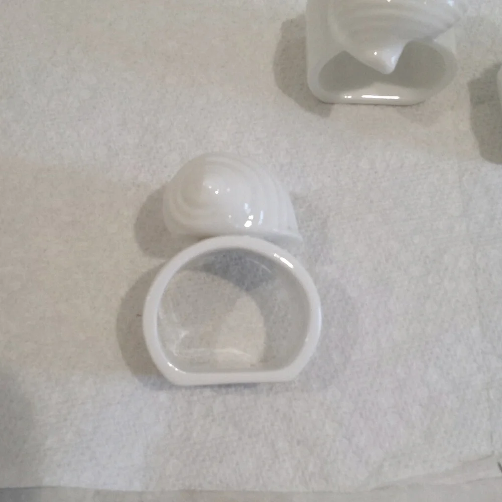 Set of 8 ceramic shell napkin ring holders